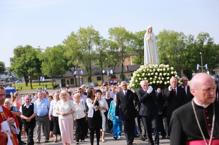 Procesja z figurą Matki Bożej Fatimskiej na plac koronacyjny