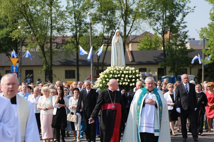 Procesja z figurą Matki Bożej Fatimskiej na plac koronacyjny