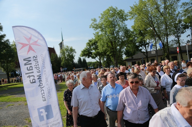 Procesja z figurą Matki Bożej Fatimskiej na plac koronacyjny