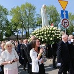 Procesja z figurą Matki Bożej Fatimskiej na plac koronacyjny