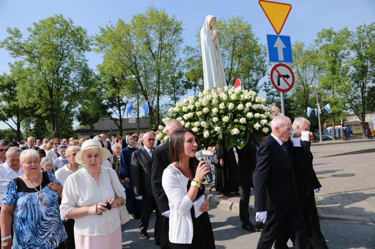 Procesja z figurą Matki Bożej Fatimskiej na plac koronacyjny