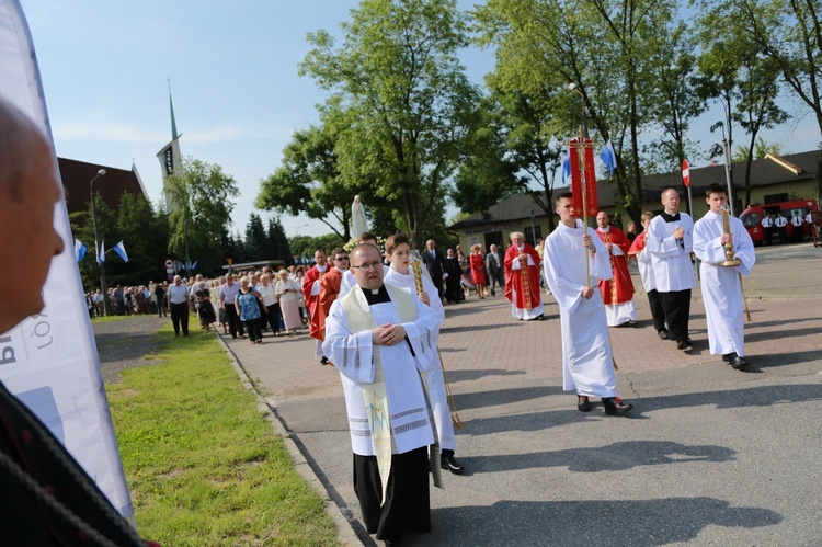 Procesja z figurą Matki Bożej Fatimskiej na plac koronacyjny