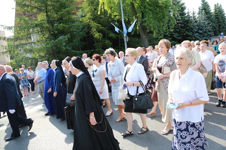 Procesja z figurą Matki Bożej Fatimskiej na plac koronacyjny