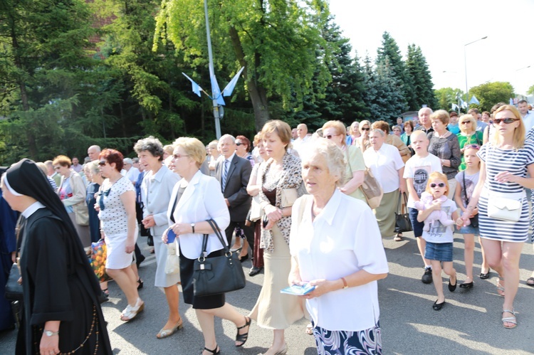 Procesja z figurą Matki Bożej Fatimskiej na plac koronacyjny