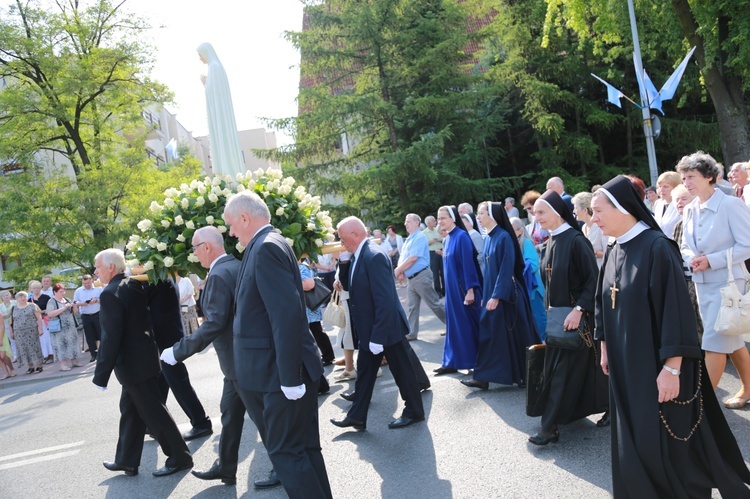 Procesja z figurą Matki Bożej Fatimskiej na plac koronacyjny