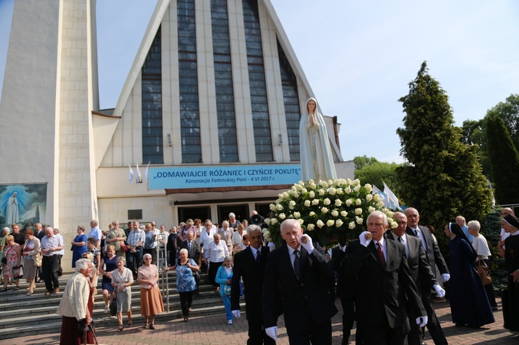 Procesja z figurą Matki Bożej Fatimskiej na plac koronacyjny