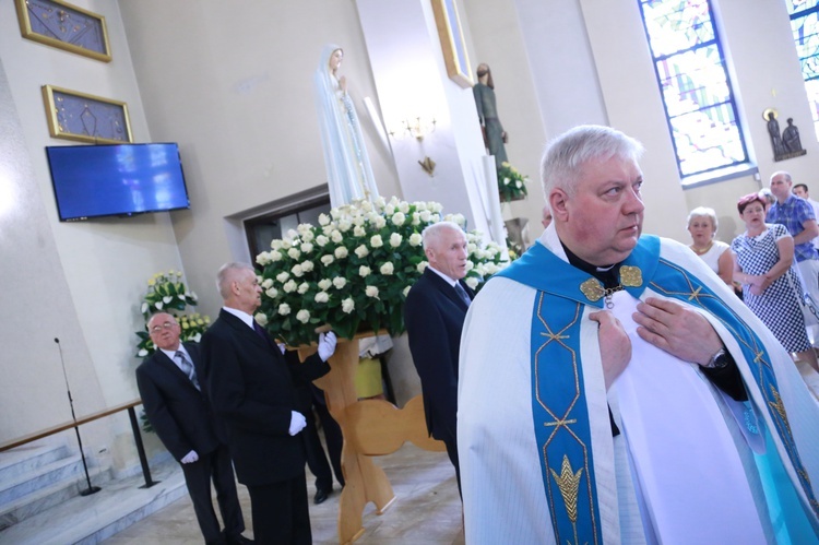 Procesja z figurą Matki Bożej Fatimskiej na plac koronacyjny