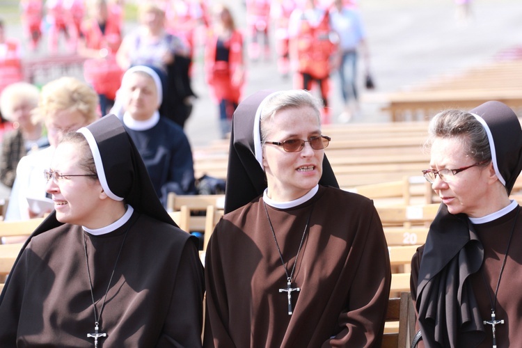 Procesja z figurą Matki Bożej Fatimskiej na plac koronacyjny