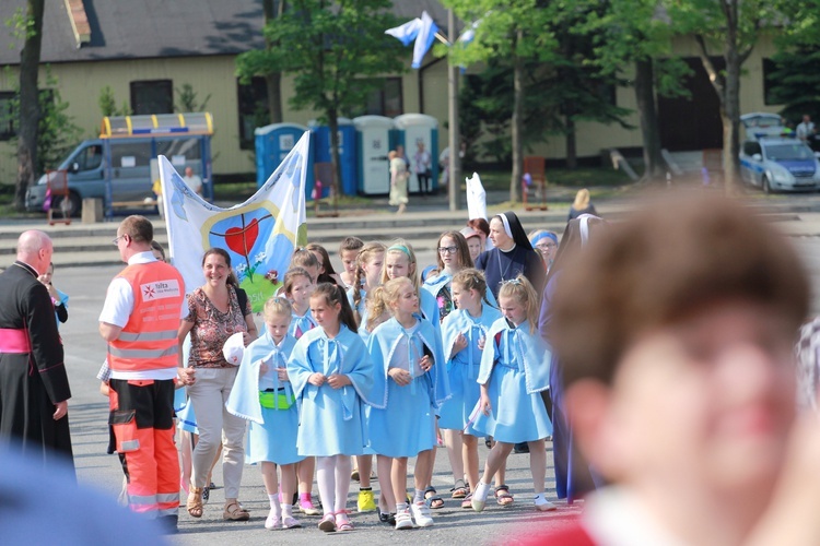 Procesja z figurą Matki Bożej Fatimskiej na plac koronacyjny