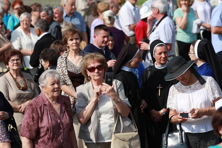 Procesja z figurą Matki Bożej Fatimskiej na plac koronacyjny