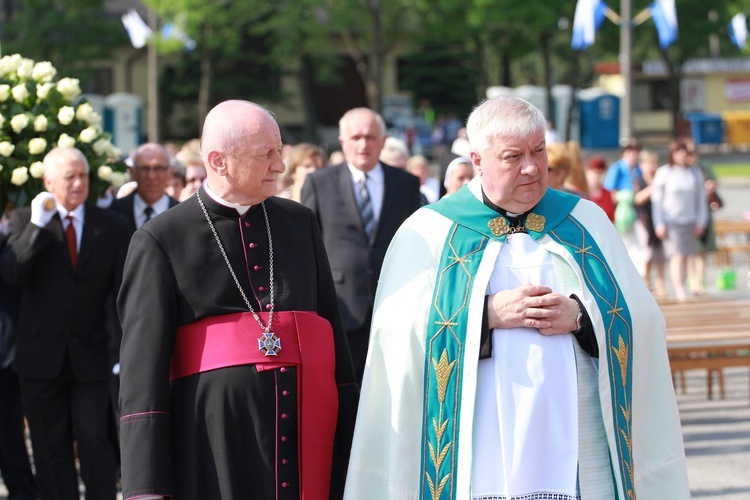 Procesja z figurą Matki Bożej Fatimskiej na plac koronacyjny