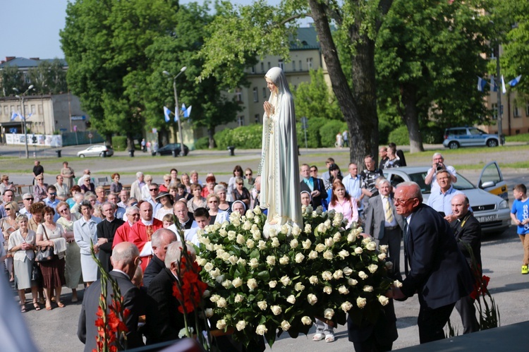 Procesja z figurą Matki Bożej Fatimskiej na plac koronacyjny