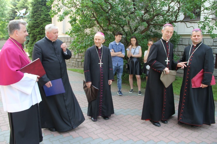 Do sanktuarium przybyli biskupi