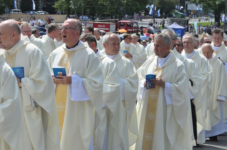 Procesja do ołtarza - Msza św. koronacyjna