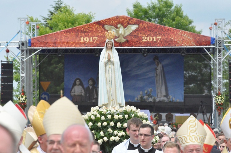 Zakończenie Mszy św. i procesja do sanktuarium