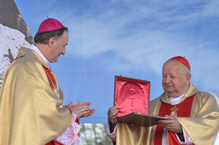 Zakończenie Mszy św. i procesja do sanktuarium