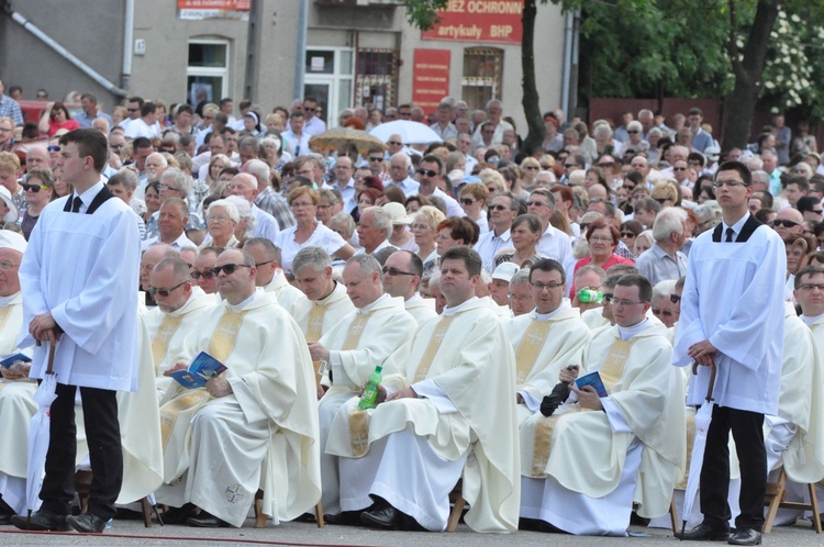 Zakończenie Mszy św. i procesja do sanktuarium