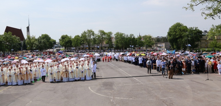 Procesja do ołtarza - Msza św. koronacyjna