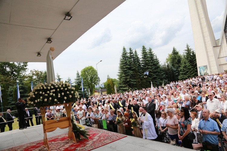 Zakończenie Mszy św. i procesja do sanktuarium