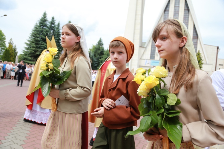 Zakończenie Mszy św. i procesja do sanktuarium