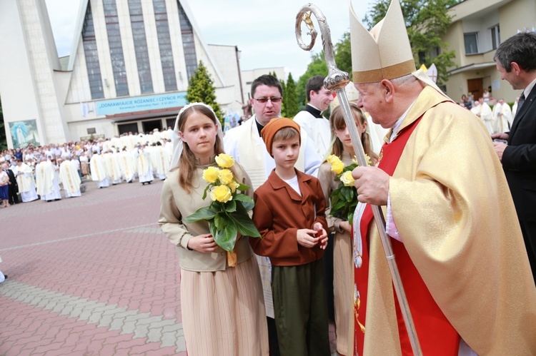 Zakończenie Mszy św. i procesja do sanktuarium