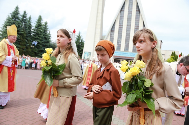 Zakończenie Mszy św. i procesja do sanktuarium