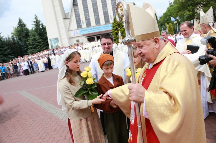 Zakończenie Mszy św. i procesja do sanktuarium