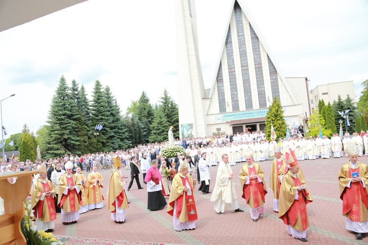 Zakończenie Mszy św. i procesja do sanktuarium