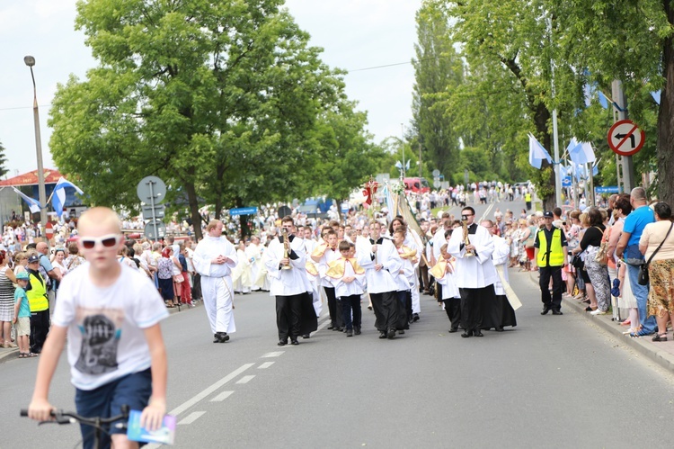 Zakończenie Mszy św. i procesja do sanktuarium