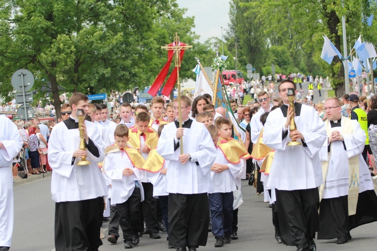 Zakończenie Mszy św. i procesja do sanktuarium