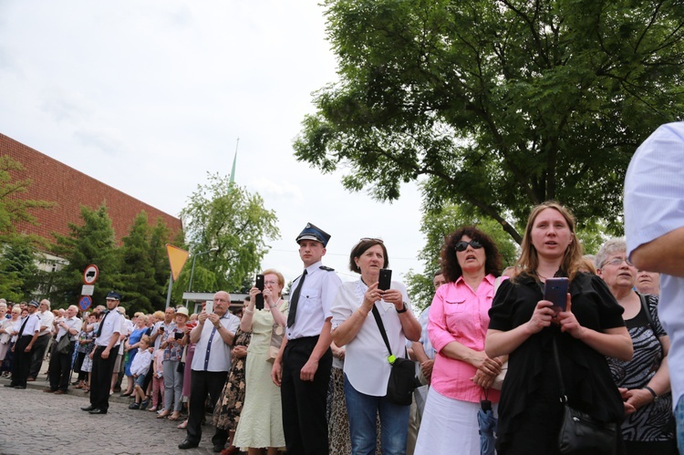 Zakończenie Mszy św. i procesja do sanktuarium