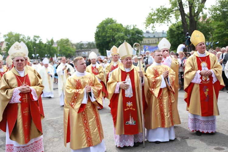 Zakończenie Mszy św. i procesja do sanktuarium