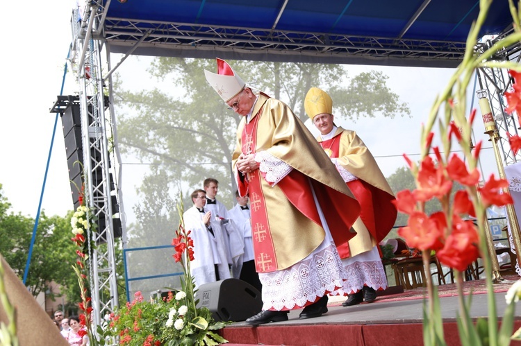 Zakończenie Mszy św. i procesja do sanktuarium