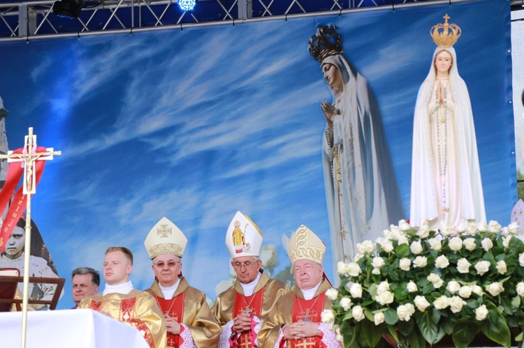 Zakończenie Mszy św. i procesja do sanktuarium