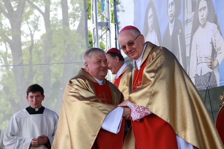 Zakończenie Mszy św. i procesja do sanktuarium