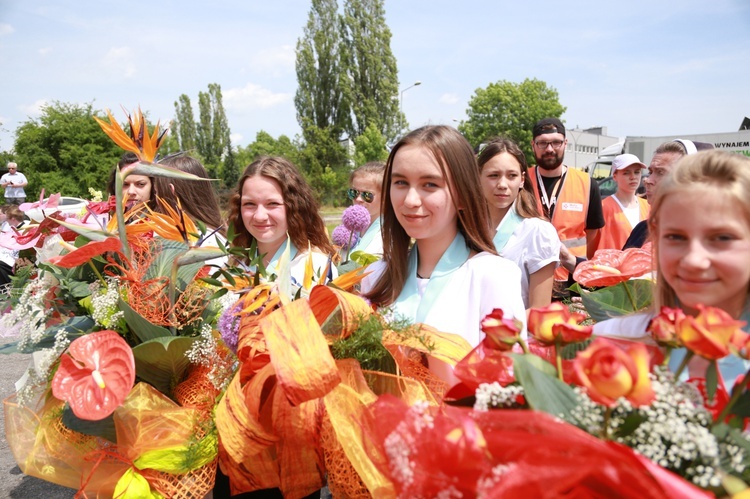 Zakończenie Mszy św. i procesja do sanktuarium