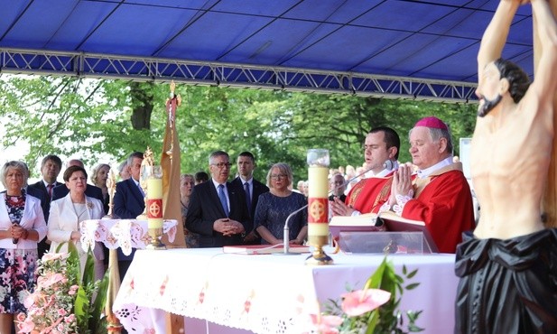 Diecezjalnej modlitwie pielgrzymów przewodniczył bp senior Tadeusz Rakoczy