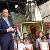 Prezydent Andrzej Duda przemawia z festynowej sceny