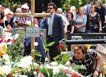 Na cmentarzu Rakowickim zmarłego 22 maja muzyka  żegnały tłumy.