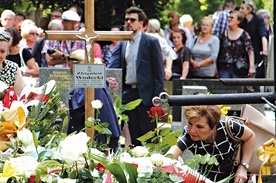 Na cmentarzu Rakowickim zmarłego 22 maja muzyka  żegnały tłumy.