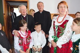 	W planie wizytacji nie zabrakło spotkania z folklorem góralskim. Abp Jędraszewski był zachwycony.