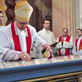 ▲	Skrzatusz, 4 czerwca: biskup namaszcza nowy ołtarz.