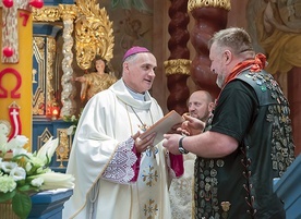 ▲	Biskupowi Krzysztofowi motocykliści przyznali honorowe członkowstwo w Bractwie „Pancerny”.