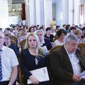 	Salę Lustrzaną zapełnili ludzie, którzy troszczą się o dzieło wychowania dzieci i młodzieży.