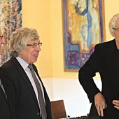 ◄	Zbigniew Micherdziński (w środku) podziękował prof. Michałowi Klisiowi (z prawej) za cykl o św. Bracie Albercie.