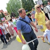 ▲	Uczestnicy radosnego marszu demonstrowali,  że ważne są dla nich ludzkie życie i wartości rodzinne.