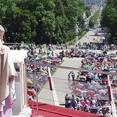 Ponad 8 tys. członków i członkiń Żywego Różańca słuchało  abp. Stanisława Nowaka.