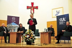 Od lewej: ks. S. Janeczek, Z. Stępniewska, ks. S. Nowosad, L. Mądzik, ks. K. Góźdź. 