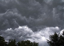 RCB: Ostrzeżenia przed burzami z gradem dla 13 województw
