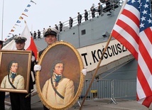 Pod polską banderą pływa fregata rakietowa „Generał Tadeusz Kościuszko”, podarowana Polsce przez rząd USA.